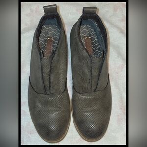 BillaBong Youth Slip On Ankle Boot 👢Size 8, Tan
